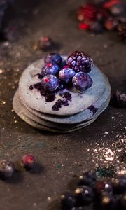 Preview wallpaper blueberries, blackberries, cookies, dessert