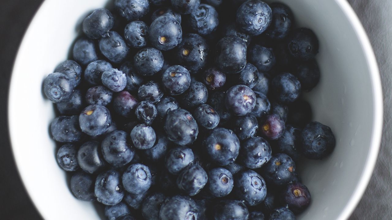Wallpaper blueberries, plate, berry, ripe