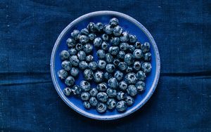 Preview wallpaper blueberries, plate, denim, background