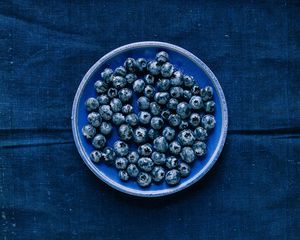 Preview wallpaper blueberries, plate, denim, background