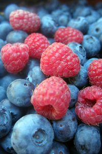 Preview wallpaper blueberries, raspberries, berries