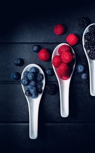 Preview wallpaper blueberries, raspberries, berries, fresh, spoons