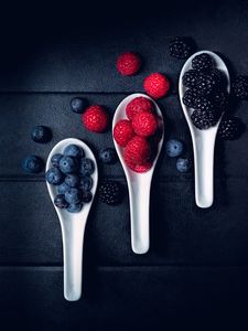 Preview wallpaper blueberries, raspberries, berries, fresh, spoons