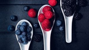 Preview wallpaper blueberries, raspberries, berries, fresh, spoons