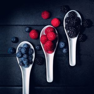 Preview wallpaper blueberries, raspberries, berries, fresh, spoons