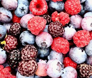 Preview wallpaper blueberries, raspberries, berries, fruits