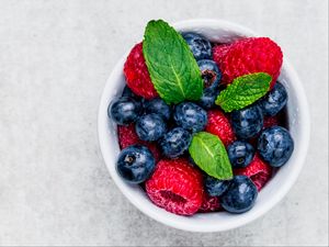 Preview wallpaper blueberries, raspberries, berries, mint