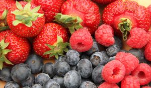 Preview wallpaper blueberries, raspberries, strawberries, berries