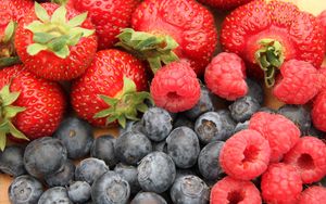Preview wallpaper blueberries, raspberries, strawberries, berries