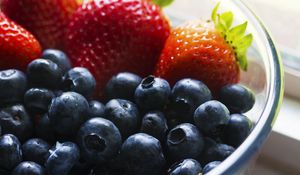 Preview wallpaper blueberries, strawberries, berries