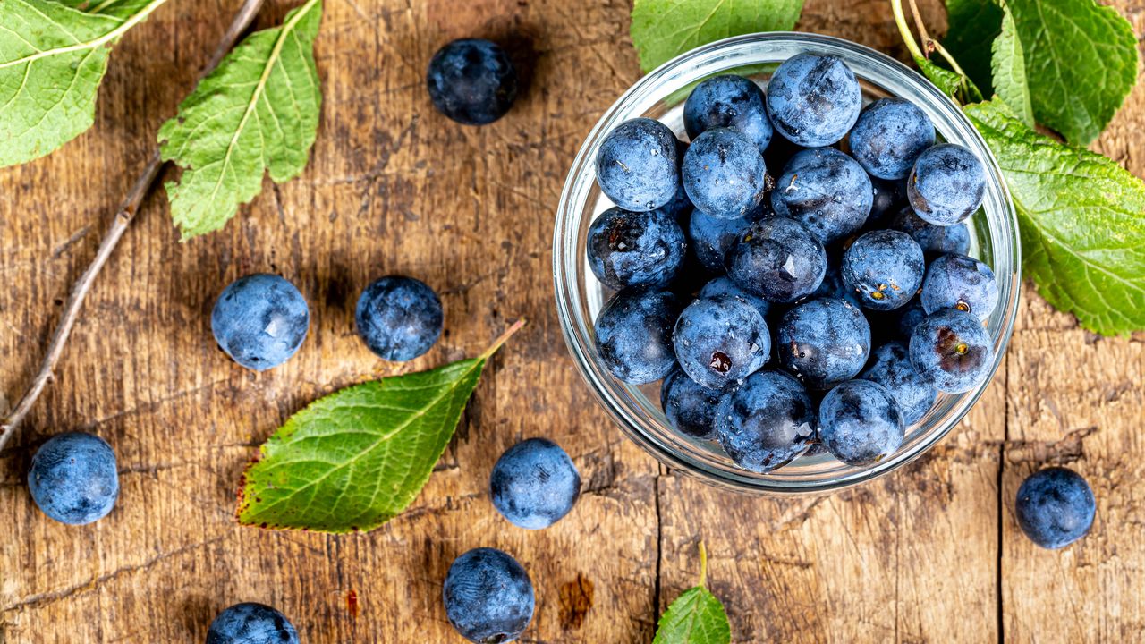 Wallpaper blueberry, berry, fruit, leaves, wooden