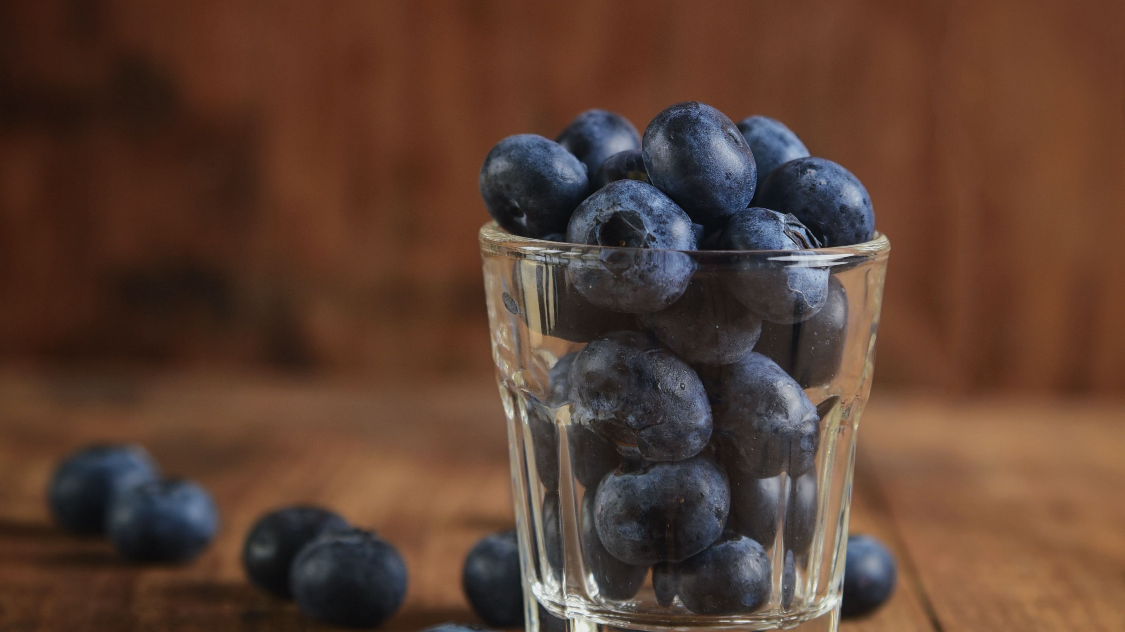 Download wallpaper 3840x2160 blueberry, berry, glass, wooden, surface