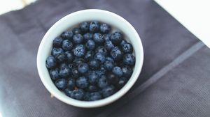 Preview wallpaper blueberry, berry, plate, tablecloth