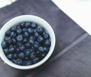 Preview wallpaper blueberry, berry, plate, tablecloth