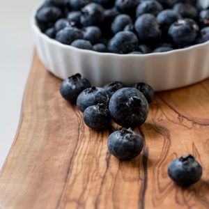 Preview wallpaper blueberry, fruit, berries, wooden