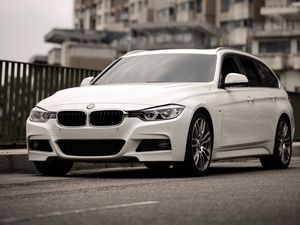 Preview wallpaper bmw 320i, bmw, car, white, city