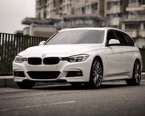 Preview wallpaper bmw 320i, bmw, car, white, city