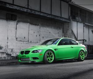 Preview wallpaper bmw, m3, e92, green, side view, wing, shadow, building