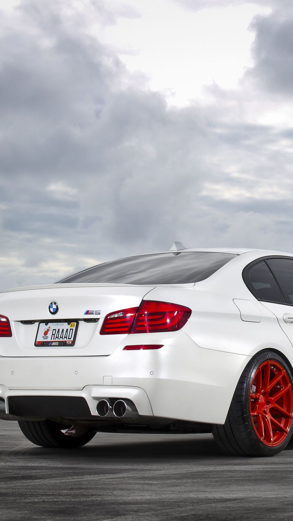 Download Wallpaper 938x1668 Bmw M5 F10 White Rear View Iphone 8 7 6s 6 For Parallax Hd Background
