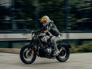 Preview wallpaper bmw, motorcycle, motorcyclist, bike, side view, movement