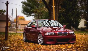 Preview wallpaper bmw, red, side view, foliage, autumn