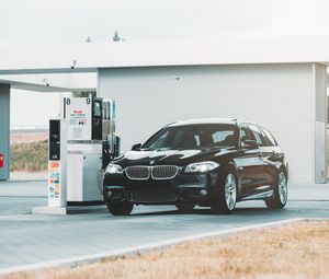 Preview wallpaper bmw series 5, bmw, fuel station