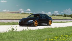 Preview wallpaper bmw, side view, grass