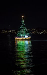 Preview wallpaper boat, garland, christmas tree, river, night, new year, christmas