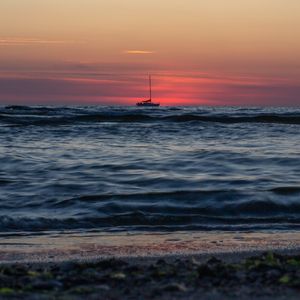 Preview wallpaper boat, horizon, sea, sunset