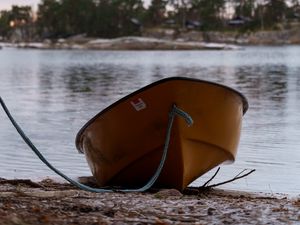 Preview wallpaper boat, lake, rope, blur