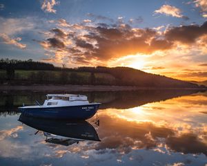 Preview wallpaper boat, lake, sunset, reflection, water