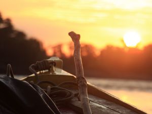Preview wallpaper boat, log, sunset, blur