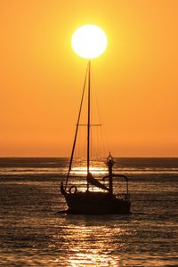 Preview wallpaper boat, mast, sea, horizon, sun, dark