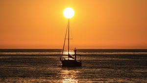 Preview wallpaper boat, mast, sea, horizon, sun, dark