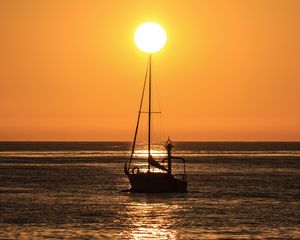 Preview wallpaper boat, mast, sea, horizon, sun, dark