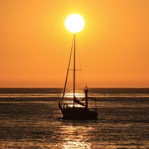 Preview wallpaper boat, mast, sea, horizon, sun, dark