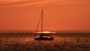 Preview wallpaper boat, mast, sea, sunset, dark