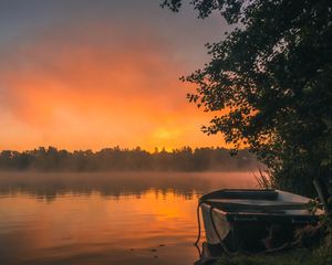 Preview wallpaper boat, river, fog, sunrise