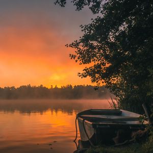 Preview wallpaper boat, river, fog, sunrise