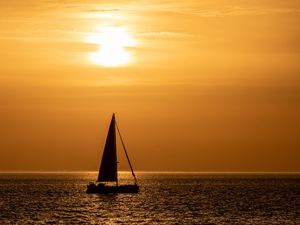 Preview wallpaper boat, sail, silhouette, sea, skyline, twilight