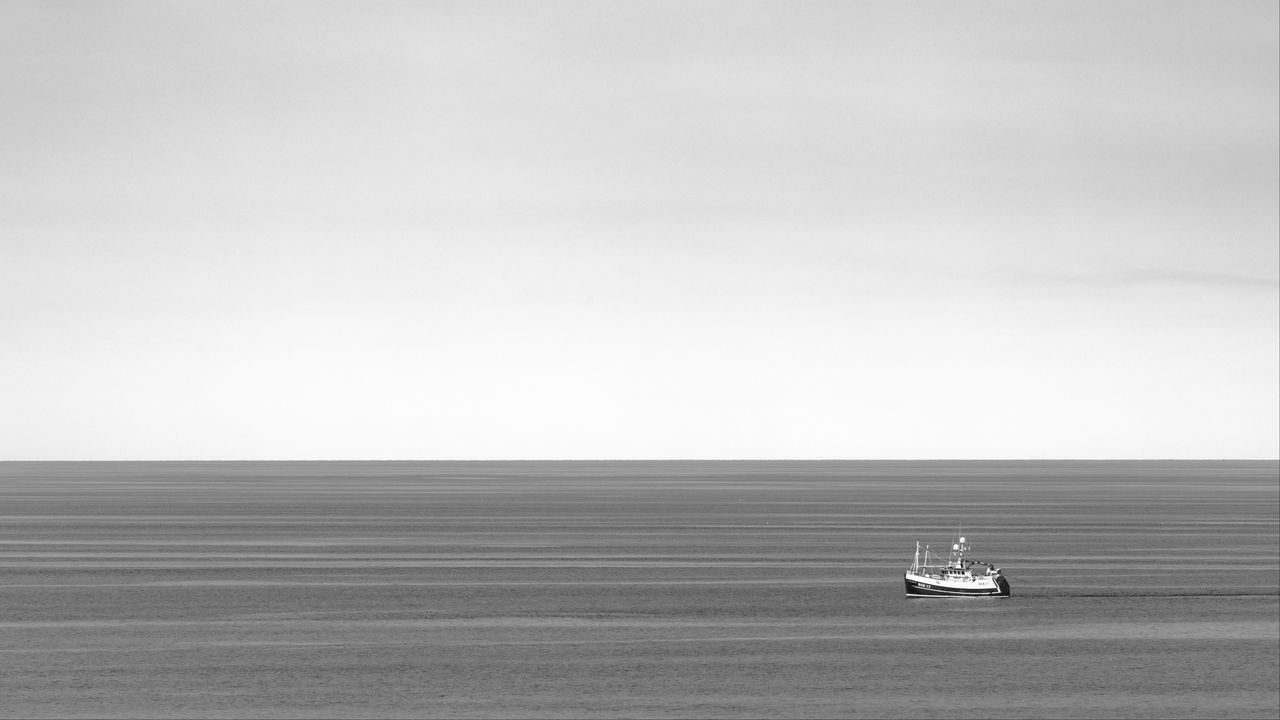 Wallpaper boat, sea, bw, horizon, minimalism