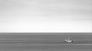Preview wallpaper boat, sea, bw, horizon, minimalism