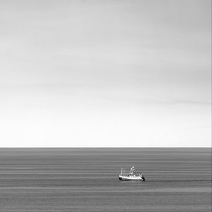 Preview wallpaper boat, sea, bw, horizon, minimalism