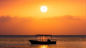 Preview wallpaper boat, sea, sunset, sun, water, dusk