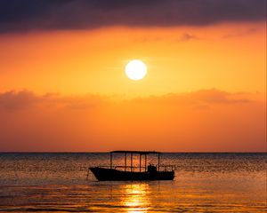 Preview wallpaper boat, sea, sunset, sun, water, dusk