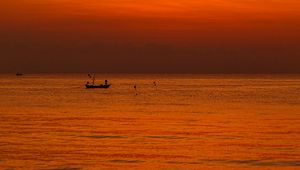 Preview wallpaper boat, silhouette, sea, evening, horizon