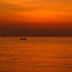 Preview wallpaper boat, silhouette, sea, evening, horizon