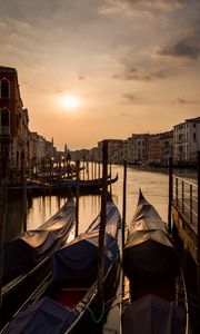 Preview wallpaper boat, sun, canal, buildings