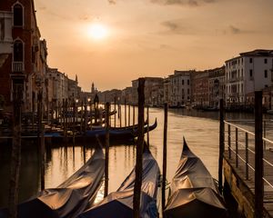 Preview wallpaper boat, sun, canal, buildings