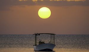 Preview wallpaper boat, sun, sunset, horizon